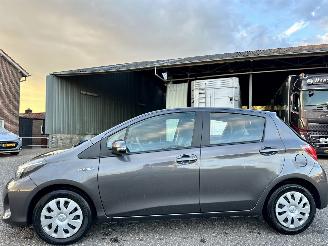 Damaged car Toyota Yaris 1.5 Hybrid 89pk automaat Aspiration 5drs - 52dkm nap - navi - camera - clima - cruise - facelift - rijdbaar 2016/3