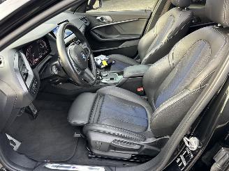 BMW 1-serie 118D 2.0 150pk 8-traps aut + f1 M-Sport - pano - front + line + side + park assist - sfeerverl - keyless - virtual picture 43