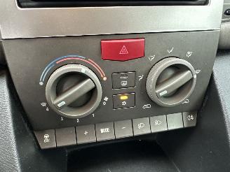 Lancia Ypsilon 1.2-16V 80pk Argento - nap - airco - cruise contr - lmv - nieuw apk 10-11-2026 - elektr ramen picture 17