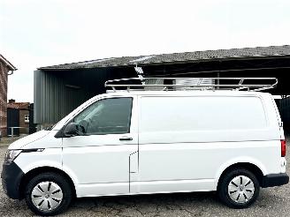 skadebil bedrijf Volkswagen Transporter 2.0 TDI L1/H1 Comfortl - 37dkm nap - airco - cruise - pdc - trekh - klapdeuren - imperiaal - facelift model 2023/3