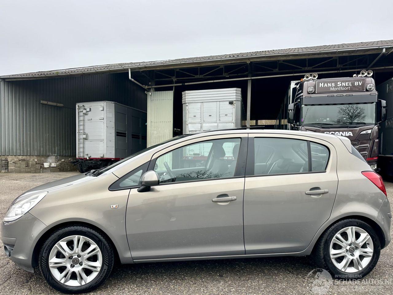 Opel Corsa gereserveerd 1.4-16V 101pk cosmo 5drs - pano - nap - clima - cruise - half leer - pdc - licht + regens + dimmend binnenspiegel