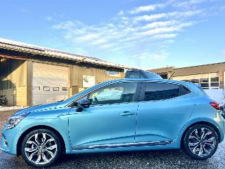 skadebil auto Renault Clio 1.6 E-Tech Hybrid 140 Intens 2021/1