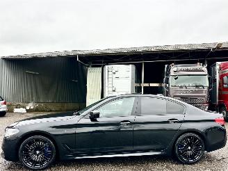 Voiture accidenté BMW 5-serie 540i 340pk aut + f1 High Exe M-Sport - schuifdak - hud - softclose - b&w - 360cam - stoelvent - stuurverw 2017/4
