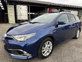 Toyota Auris Touring Sports gereserveerd 1.8 Hybrid 123pk aut pano - nap - navi - camera - keyless - front + park + line assist - pdc v+a picture 2