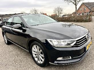 Volkswagen Passat 1.4 TSI 150pk 7-traps aut + f1 Highline sedan - navi - camera - front + line assist - stuurverw - stoelverw picture 4