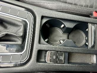 Volkswagen Passat 1.4 TSI 150pk 7-traps aut + f1 Highline sedan - navi - camera - front + line assist - stuurverw - stoelverw picture 42