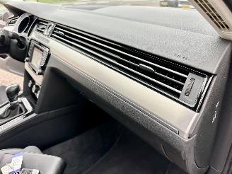 Volkswagen Passat 1.4 TSI 150pk 7-traps aut + f1 Highline sedan - navi - camera - front + line assist - stuurverw - stoelverw picture 35