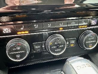 Volkswagen Passat 1.4 TSI 150pk 7-traps aut + f1 Highline sedan - navi - camera - front + line assist - stuurverw - stoelverw picture 21