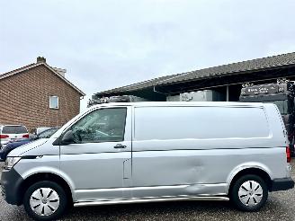 skadebil bedrijf Volkswagen Transporter 2.0 TDI 110pk L2/H1 Highline - nap - facelift - navi - airco - cruise - elektr pakket - trekh - pdc - CarPlay 2022/11