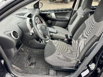 Toyota Aygo 1.0 VVT-i 68pk aut + f1 Aspiration - nap - airco - facelift - led - bleutooth - elektr ramen - slechts 75dkm picture 35