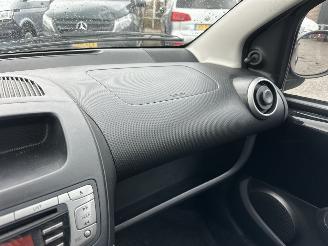 Toyota Aygo 1.0 VVT-i 68pk aut + f1 Aspiration - nap - airco - facelift - led - bleutooth - elektr ramen - slechts 75dkm picture 38