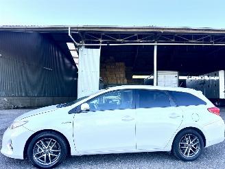 Schadeauto Toyota Auris Touring Sports 1.8 Hybrid 123pk aut - pano - nap - camera - navi - keyless start - parelmoer - privacy glass - org nl 2014/10