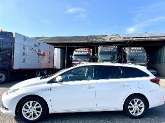 Vaurioauto  passenger cars Toyota Auris Touring Sports 1.8 Hybrid Lease pro 2015/12