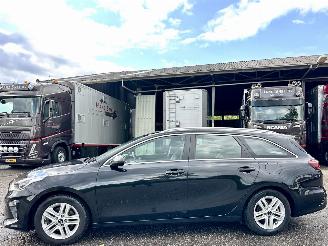 Vaurioauto  passenger cars Kia Ceed Sportswagon 1.5 T-GDi 160pk DynamicLine - nap - navi - camera - line assist - carplay - pdc - trekh 2021/6