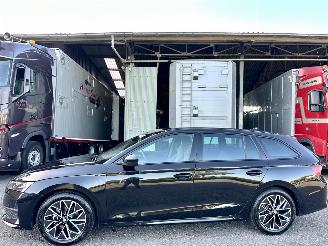 krockskadad bil auto Skoda Octavia 1.5 TSI MHEV Sportline - nap - 1e eig - navi - camera - inkl trekh - stuurverw - front + line + side assist 2025/12