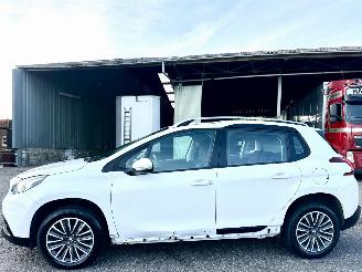 damaged passenger cars Peugeot 2008 1.2 PureTech Active 2018/8