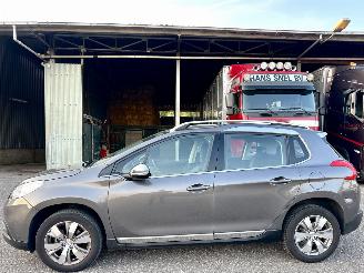 Voiture accidenté Peugeot 2008 1.2 PureTech 82pk aut + f1 Allure - 33dkm nap - 1e eig - navi - pdc v+a - lmv - clima + cruise 2015/5