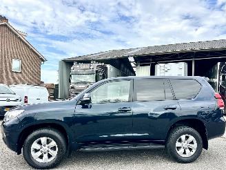 dommages fourgonnettes/vécules utilitaires Toyota Landcruiser 2.8D-4D F 204pk aut 4WD Comfort high roof window van - nw model - leer - stoelverw - keyless - camera 2021/8