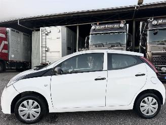 damaged passenger cars Toyota Aygo 1.0 VVT-i 72pk X-Fun 5drs - 39dkm nap - 1e eig - airco - cruise - esp - elektr ramen - rijdbaar 2021/7