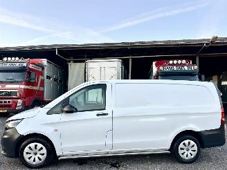 krockskadad bil bedrijf Mercedes Vito 111 CDI 114pk 6-bak Lang - nap - 1e eig - 3pers - navi - camera - airco - trekh - euro6 - licht + regens 2019/1