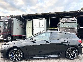 Unfallwagen BMW 1-serie M135i xDrive 306pk aut + f1 High Exe M-Sport Performance - pano - nap - hud - harman/kardon - keyless - kuipstoelen 2021/5