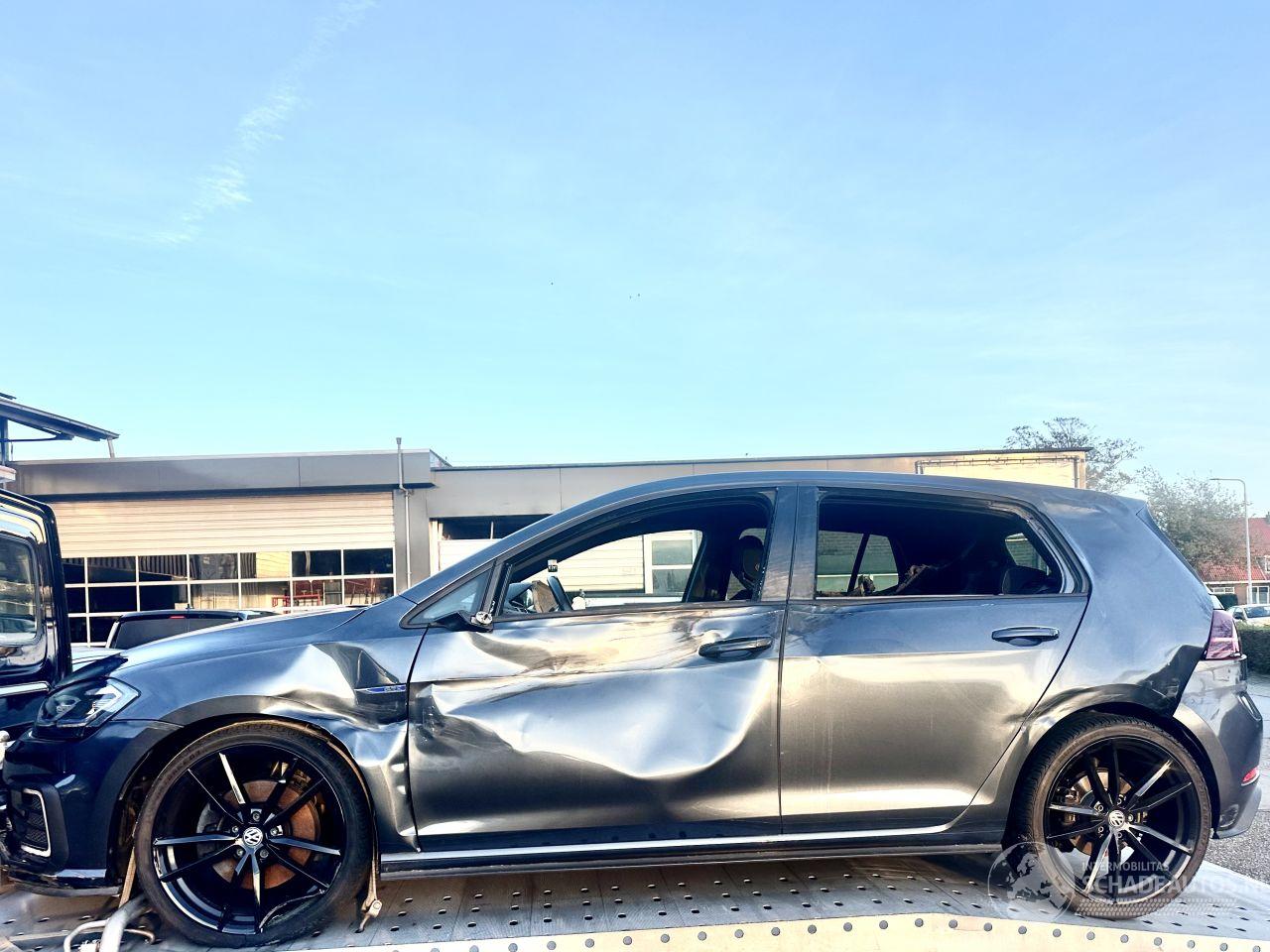 Volkswagen Golf gereserveerd GTE 1.4 tsi phev aut + f1 - pano - 90dkm - navi - carplay - stoelverw - keyless entry + start