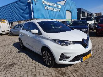 skadebil auto Renault Zoé INTENSE  51 KW met CCS lader  8000 km technisch probleem HUURBATTERY 2020/6