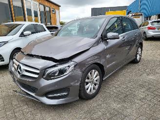 krockskadad bil bedrijf Mercedes B-klasse B 180  1.6 benzine 123 pk autom 56000 km 1e eigenaar 2018/9