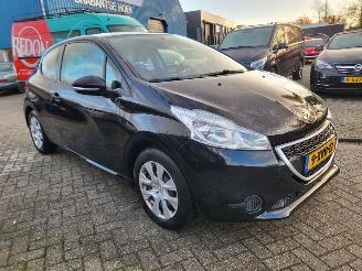 skadebil auto Peugeot 208 1.0 VTi Access COOL  2E eigenaar motor loopt op 2 cil ,rijdt nog wel (ZIE 3E FOTO) 2014/10