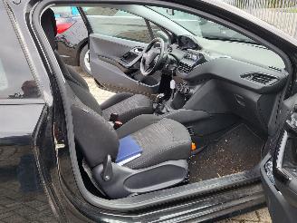 Avarii autoturisme Peugeot 208 1.0 VTi Access COOL  2E eigenaar motor loopt op 2 cil ,rijdt nog wel 2014/10