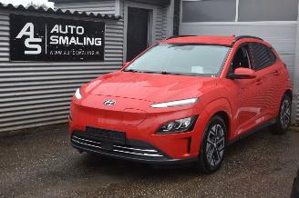 Schadeauto Hyundai Kona 64Kwh Comfort 204Pk SOH 100% 3FASE *Navi/Clima/Camera/Stoelverwarming 2021/8