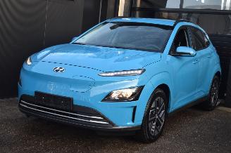 Damaged car Hyundai Kona 39Kwh Comfort 136Pk 3FASE SOH 97% *Navi/Clima/Camera/Stoelverwarming 2022/7