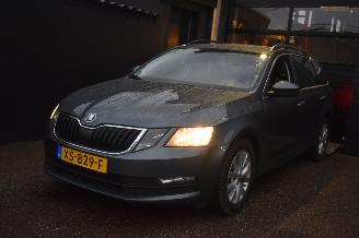 Voiture accidenté Skoda Octavia 1.6 Tdi Greentech Ambition Business 116Pk *Navi/Clima 2019/3