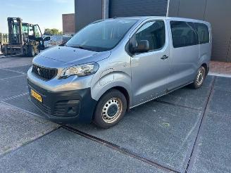 krockskadad bil auto Peugeot Expert 50Kwh Standard 9 personen 136Pk *Navi/Airco 2022/11
