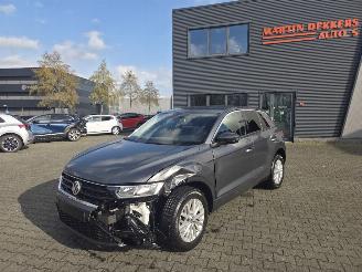 damaged passenger cars Volkswagen T-Roc 1.5 TSi AUTOM /NAVI / STOELVERW 2019/1