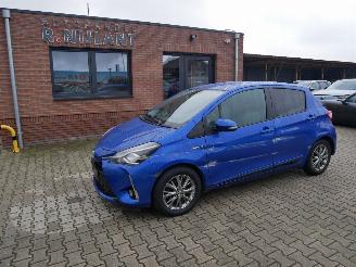 damaged passenger cars Toyota Yaris HYBRID 2017/7