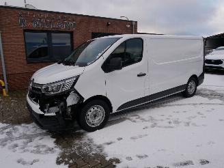 krockskadad bil bedrijf Renault Trafic L2H1 COMFORT 2022/3