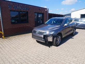 uszkodzony samochody osobowe Volkswagen Touareg TERRAIN TECH 4 MOTION LEER XENON 2015/11