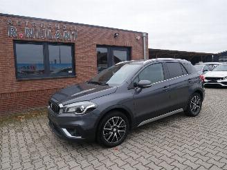 damaged passenger cars Suzuki SX4 CROSS LEER LED PANORAMADAK 2017/7