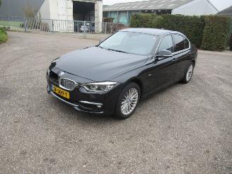 skadebil auto BMW 3-serie 318i Luxury 2018/3