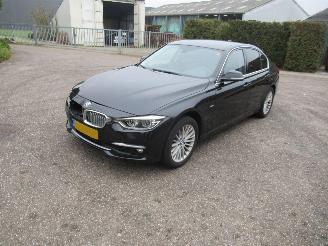 Voiture accidenté BMW 3-serie 318i Luxury 2018/3
