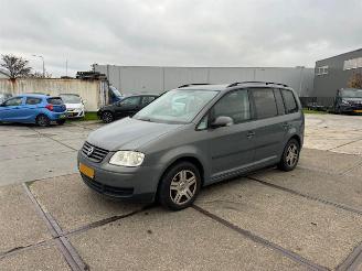 Damaged car Volkswagen Touran 1.6 16v FSI Athene 7 persoons 2004/4