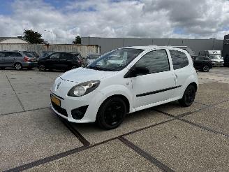 damaged passenger cars Renault Twingo 1.2 16v Collection 2011/5