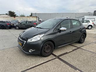 Vaurioauto  passenger cars Peugeot 208 1.2 VTI Envy 5drs 2013/9