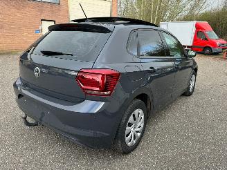 skadebil auto Volkswagen Polo 1.0 TSI 95PK Pano NAVi apple carplay Parkeer sensoren voor & Achter 2019/1