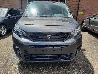 Avarii autoturisme Peugeot Partner 1.2 110Pk Partner Premium 2x schuifdeuren & Achter deuren PDC Voor & Achter 2023/12