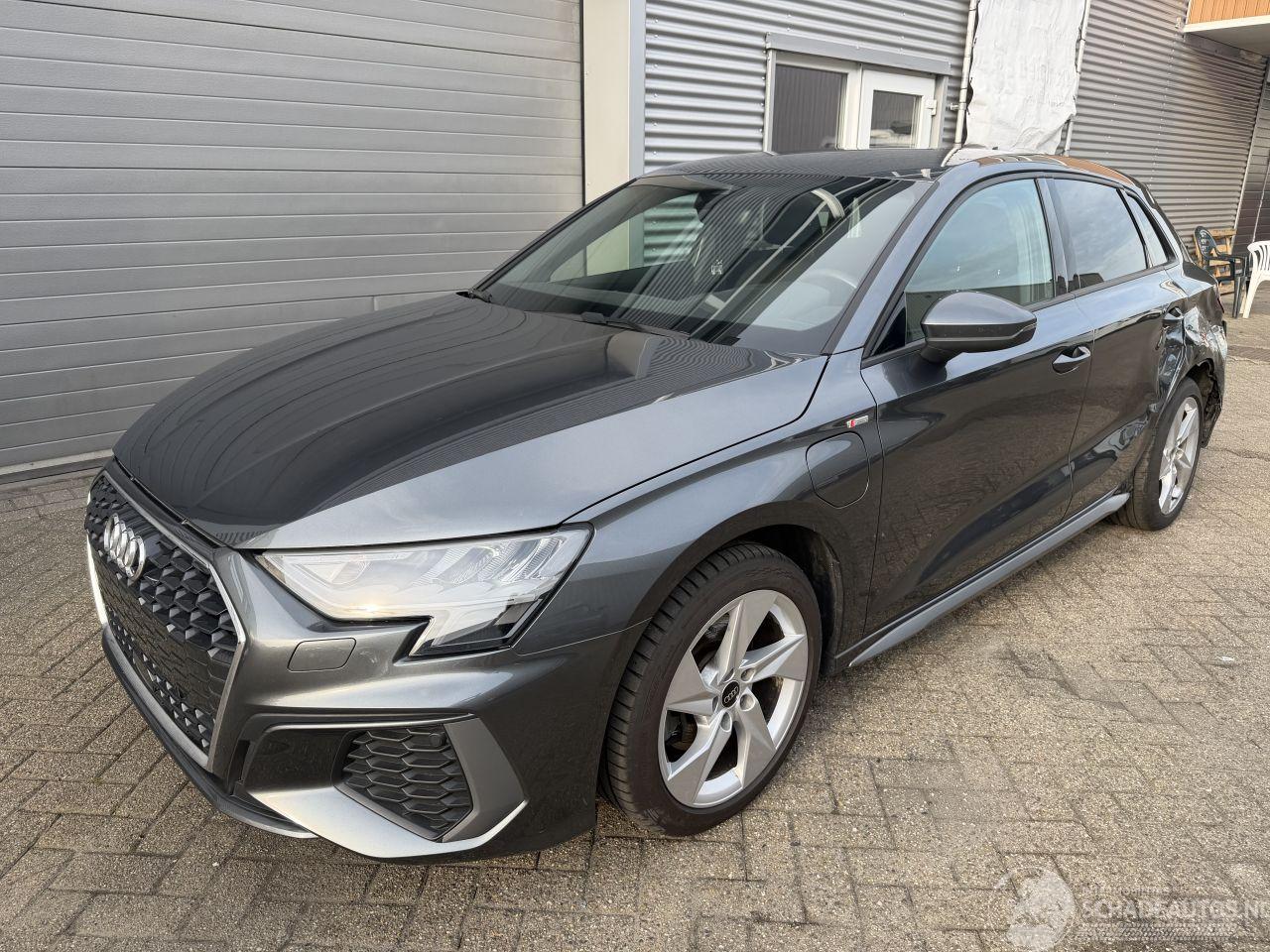 Audi A3 A3 S-line 40 TFSIe plugin hybrid start en rijd