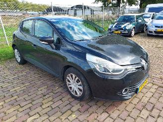 skadebil auto Renault Clio 1.5 DCI Eco Night and Day Nieuwe apk 2014/8