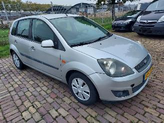 Schadeauto Ford Fiesta 5 deurs + Apk 2006/4