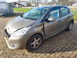 Auto incidentate Peugeot 208 1.2i euro 5 nieuwe apk 2012/9